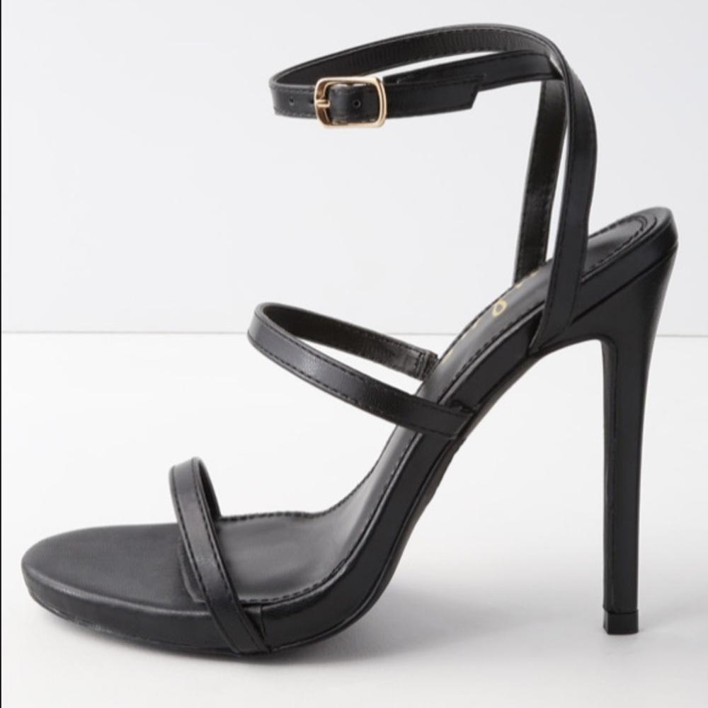 NWT Lulus strapping black heels